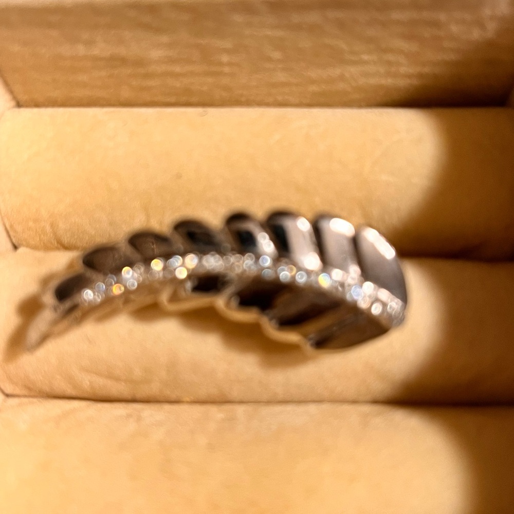 Elegant Silver Leaf Band Ring with Pavé Crystals - Women Jewelry
